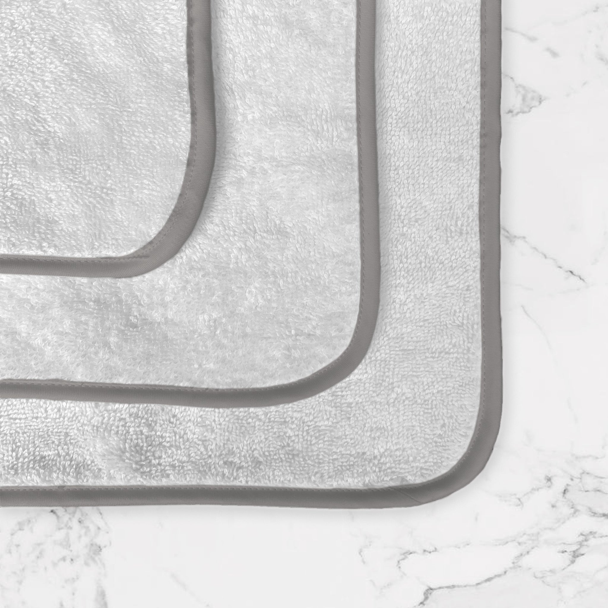 lavetta in puro cotone egiziano, bordo acciaio in 100% raso di puro cotone 300 fili e profilo interno in 100% raso di puro cotone 300 fili in contrasto colore acciaio, made in Italy. Scopri la nostra collezione completa di biancheria bagno.