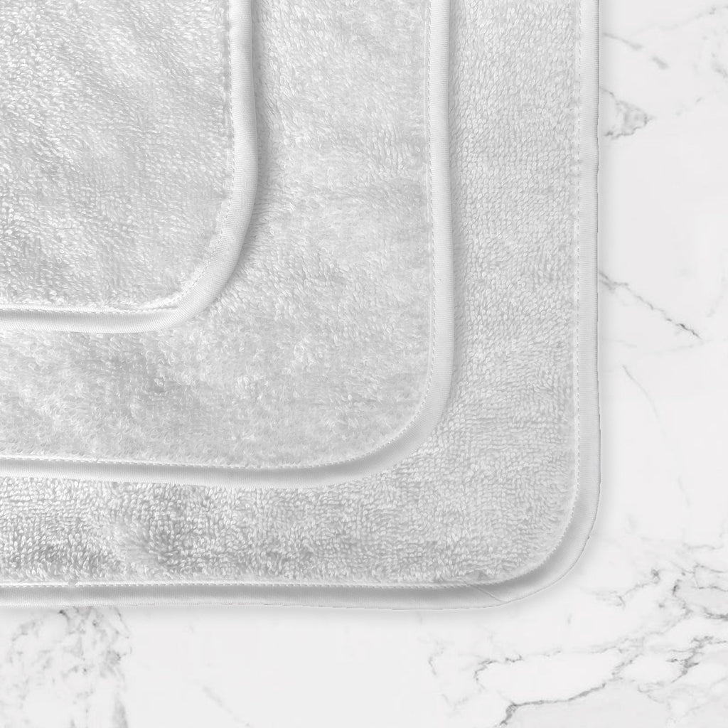 lavetta in puro cotone egiziano, bordo bianco in 100% raso di puro cotone 300 fili e profilo interno in 100% raso di puro cotone 300 fili in contrasto colore bianco, made in Italy. Scopri la nostra collezione completa di biancheria bagno.