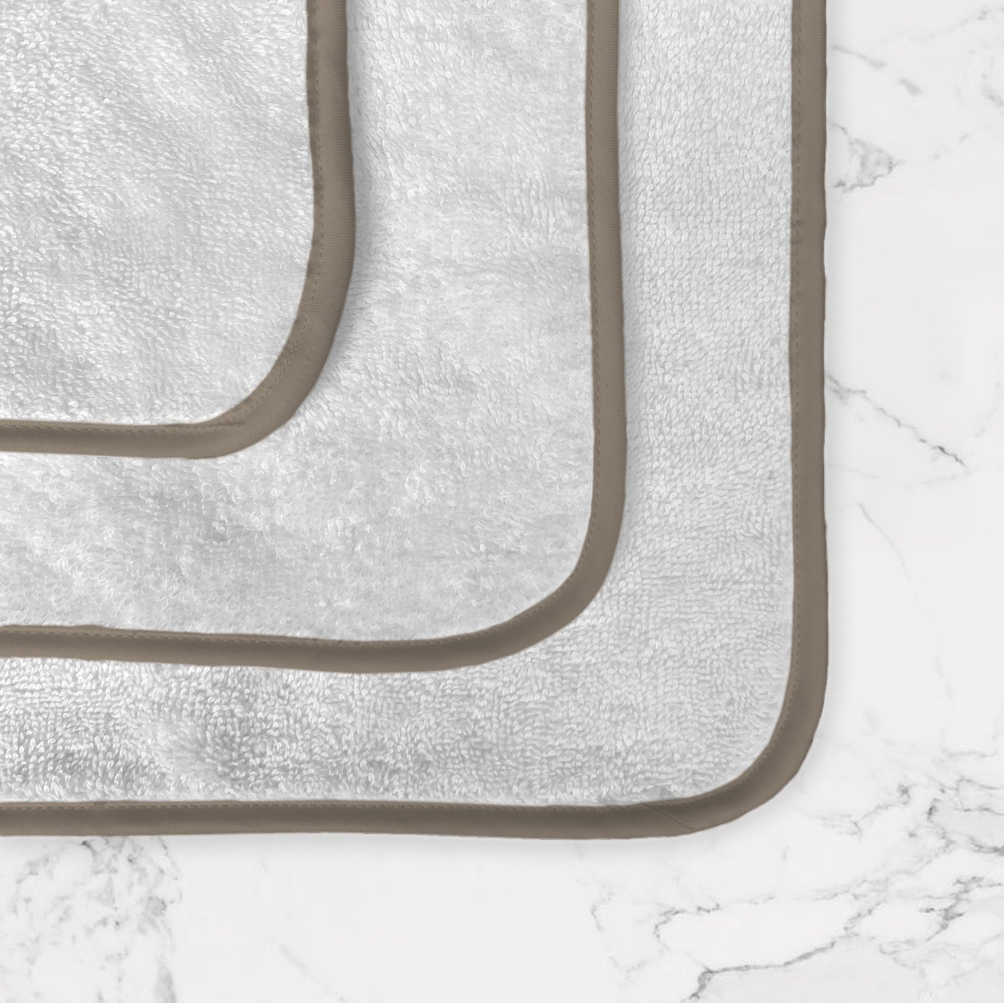 lavetta in puro cotone egiziano, bordo bronzo in 100% raso di puro cotone 300 fili e profilo interno in 100% raso di puro cotone 300 fili in contrasto colore bronzo, made in Italy. Scopri la nostra collezione completa di biancheria bagno.