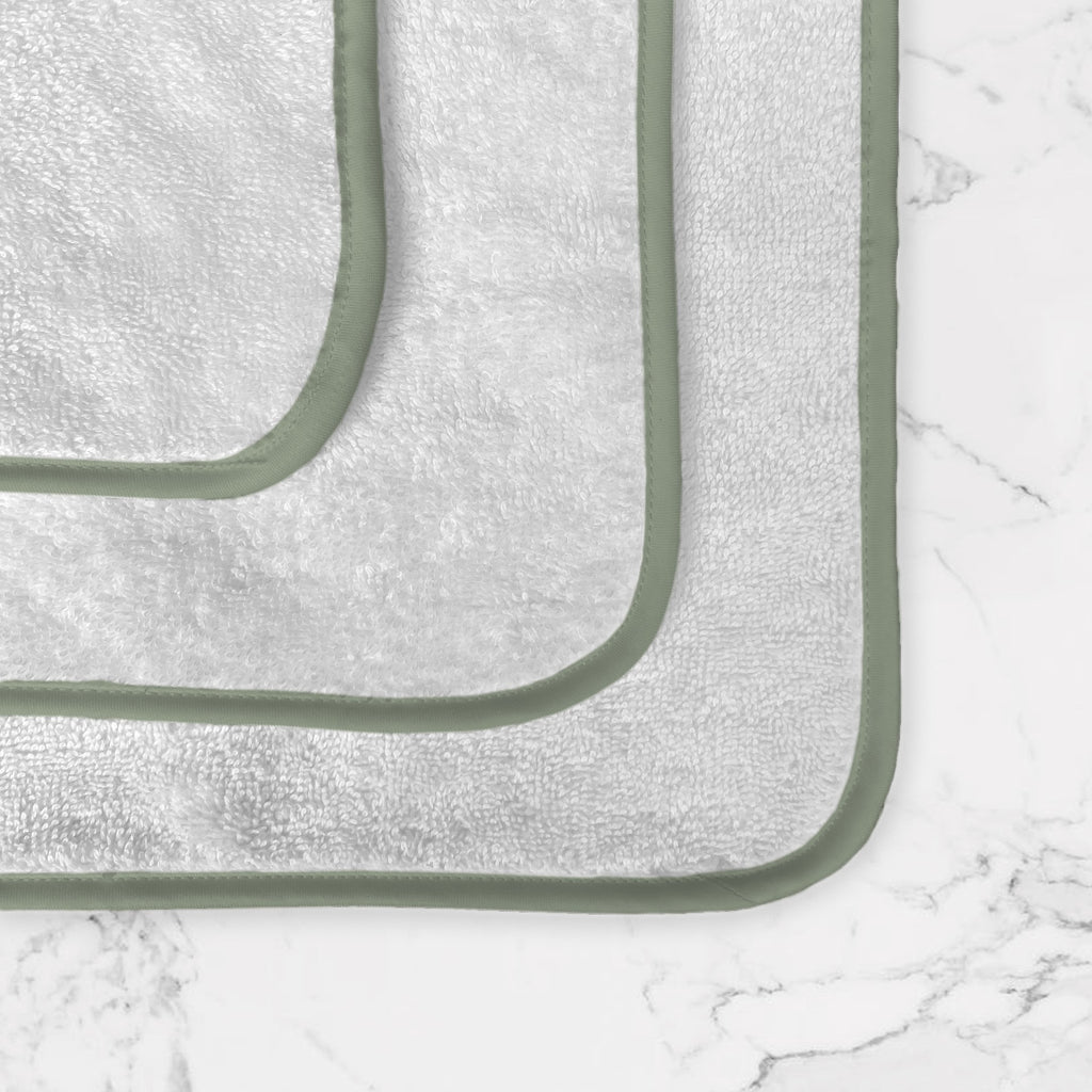 lavetta in puro cotone egiziano, bordo resina in 100% raso di puro cotone 300 fili e profilo interno in 100% raso di puro cotone 300 fili in contrasto colore resina, made in Italy. Scopri la nostra collezione completa di biancheria bagno.